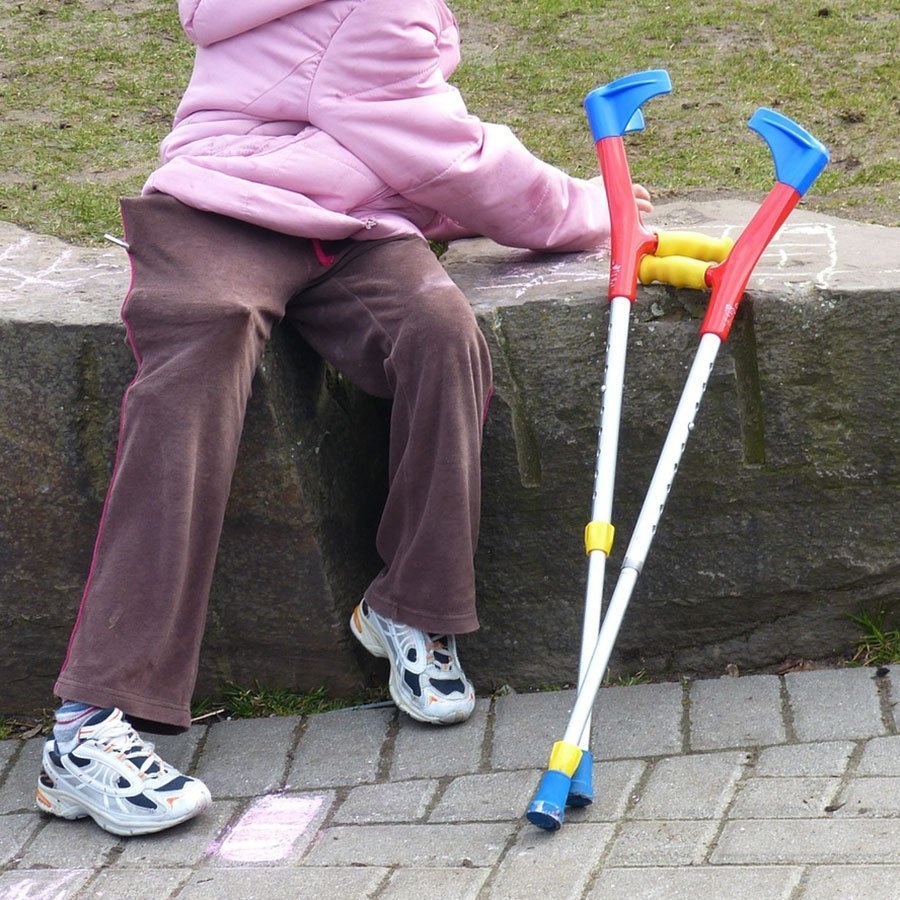Nuoro. A nove anni costretto a salire sei rampe di scale con le stampelle per andare a scuola