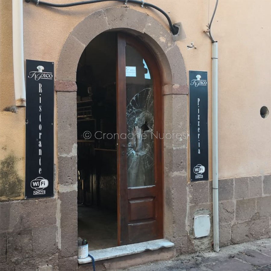 Attentato incendiario a Bosa: a fuoco il ristorante “Tipico”