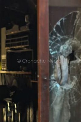 Bosa. La vetrina del locale preso di mira dagli attentatori