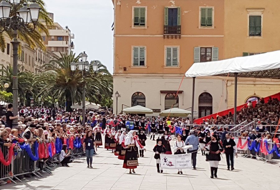 In migliaia per la Cavalcata sarda, festa della bellezza