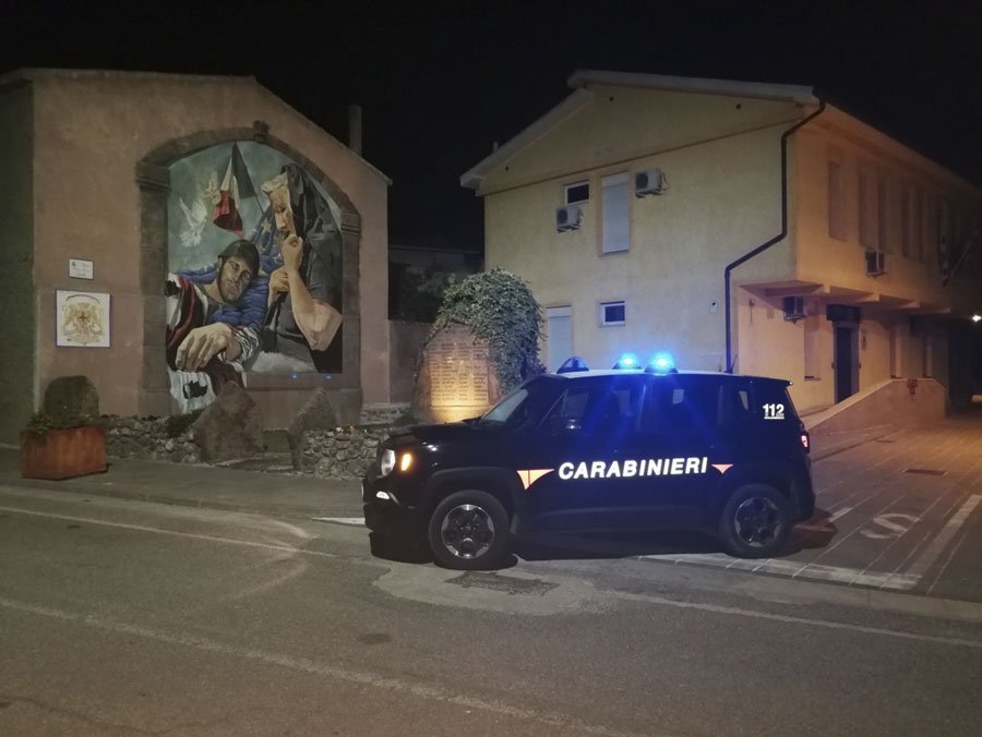 Entrano in un cantiere e rubano i cartelli  della segnaletica stradale: indagano i Carabinieri