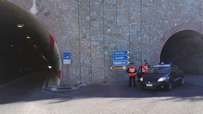 I Carabinieri sulla strada che da Dorgali conduce a Cala Gonone
