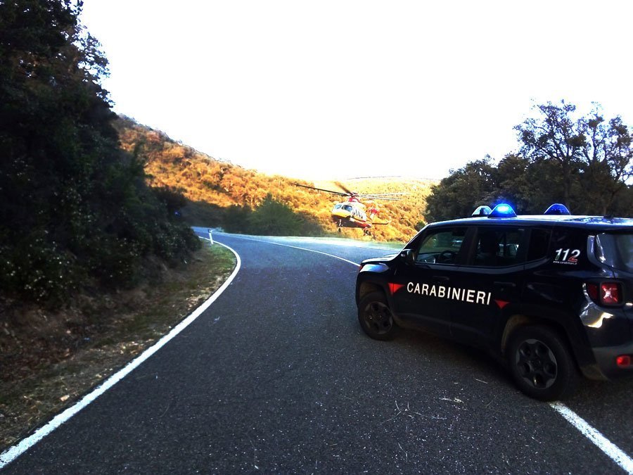 Perde il controllo della Ducati e si schianta contro il guard rail: motociclista finisce in ospedale