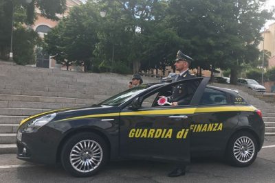La Guardia di Finanza davanti alla Cattedrale di Nuoro