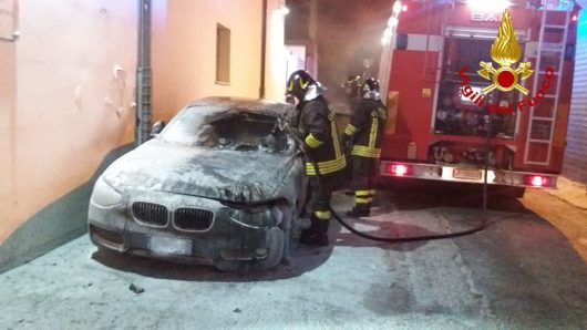 La BMW data alle fiamme ieri a Orgosolo