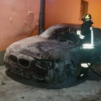 La BMW del Carabiniere incendiata a Orgosolo