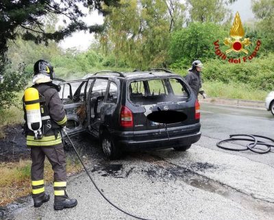 La Opel distrutta dalle fiamme