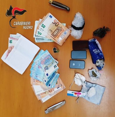 La droga e i soldi sequestrati a Tortolì