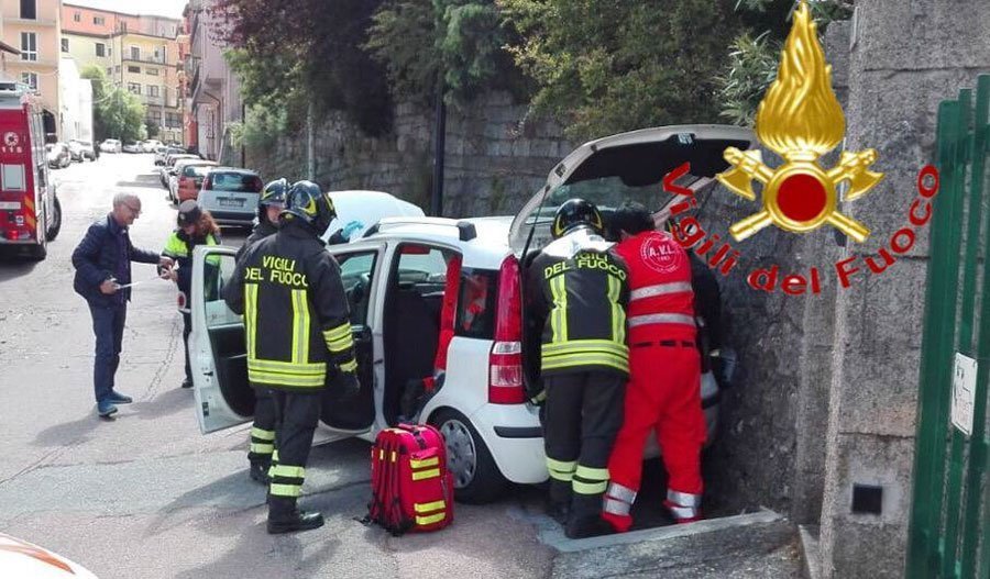 Frontale tra un SUV e una Panda in centro abitato: due feriti