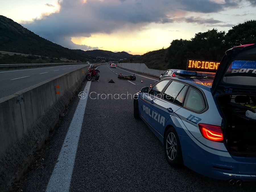Perdono il controllo della moto e stramazzano al suolo: due centauri in ospedale