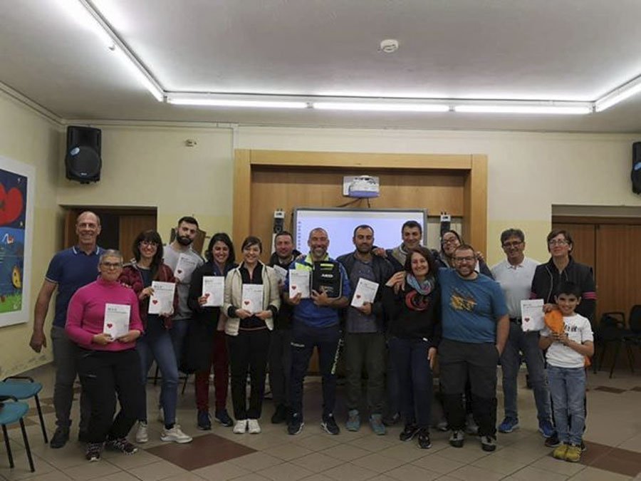 Mamoiada. La leva del 79 con i ricavi della festa di Carnevale dona un defibrillatore alla comunità