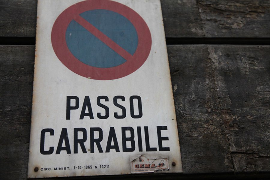 Parcheggia l’auto davanti al garage dei Carabinieri impedendone l’uscita di servizio: 47enne denunciato