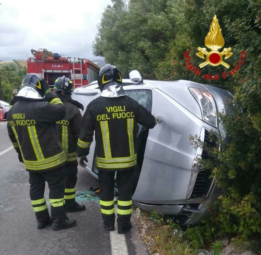 Due persone ferite nello scontro tra auto