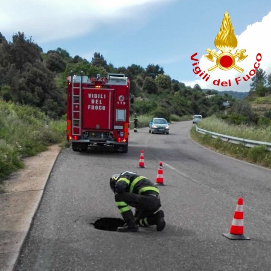 Smottamento apre una voragine sull’asfalto: traffico deviato