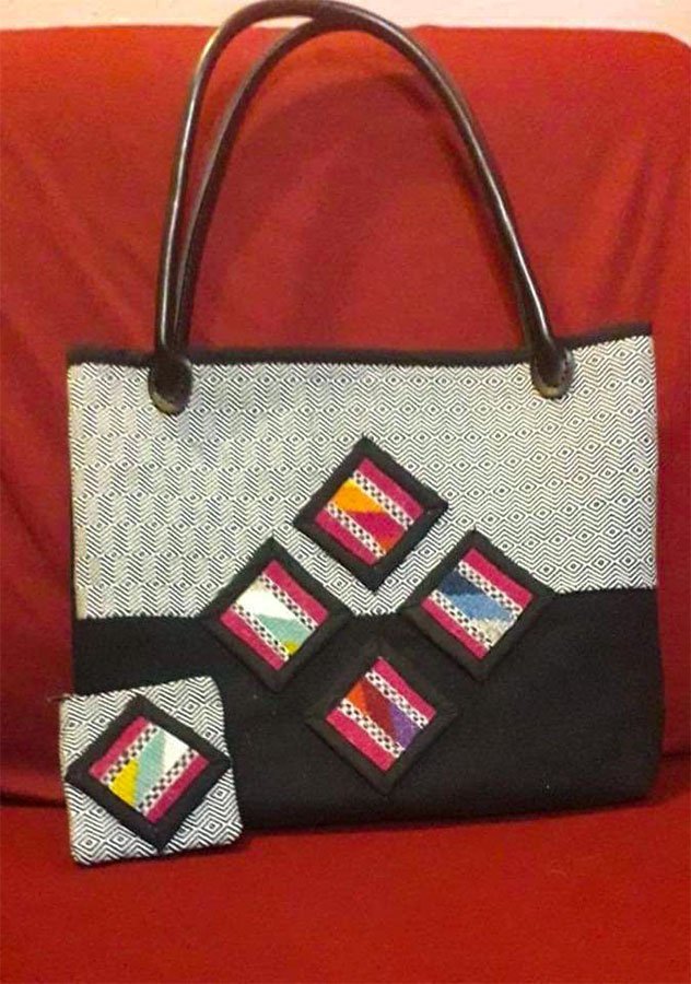 “A Idda e manos Bonas 2019” la nuova collezione delle borse che evocano i tappeti di Nule