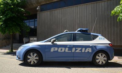 Una volante della Polizia davanti alla Questura di Nuoro