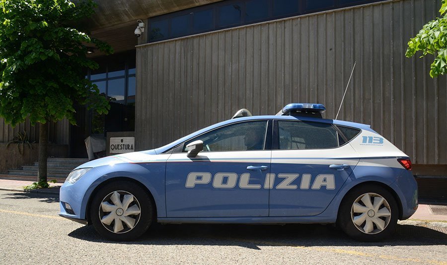 Nuoro. Questo non è Amore: lo stand della Polizia per contrastare la violenza sulle donne