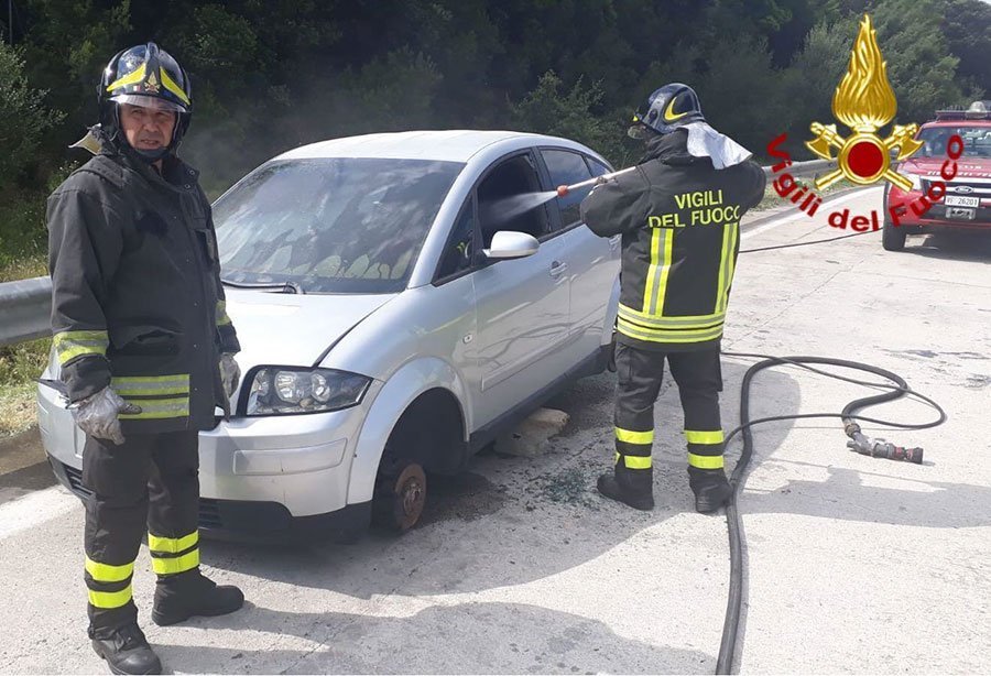 Auto in sosta sulla 131 DCN data alle fiamme