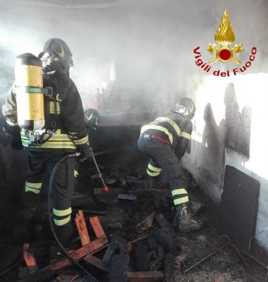 Vigili del fuoco sul luogo dell'incendio
