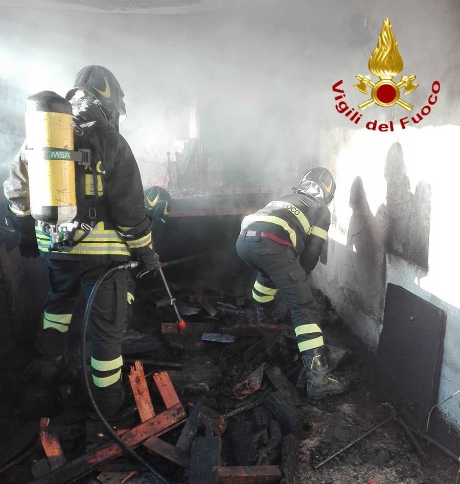 A fuoco una legnaia: i VVFF mettono in salvo un magazzino adiacente