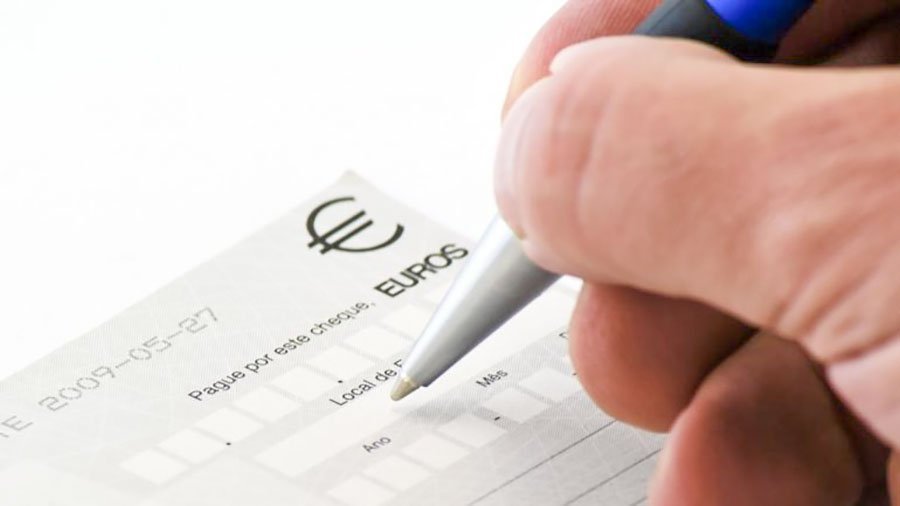 Acquista un autocarro con assegni scoperti: 45enne denunciato