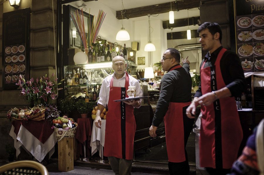 Santa Lucia: un ristorante ricerca due cameriere da sala