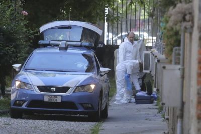 Polizia davanti alla casa dove è stato compiuto l'omicidio