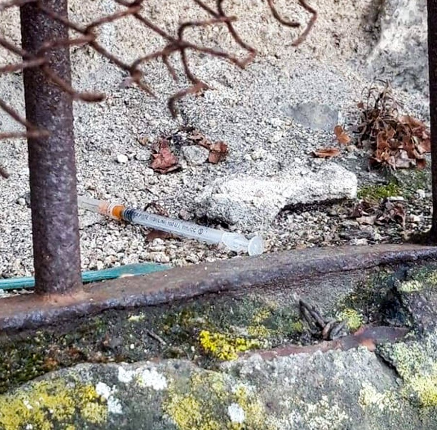 Nuoro. Degrado in città: siringa usata trovata nella centralissima via Manzoni