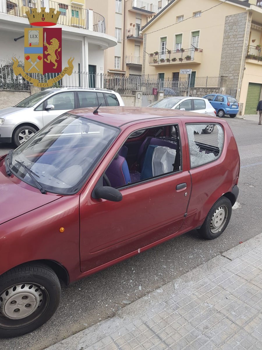 Ubriachi, devastano le auto parcheggiate in via Santa Barbara: tre giovanissimi nei guai