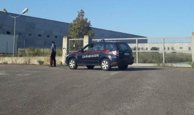 I Carabinieri davanti alla fabbrica a Ottana