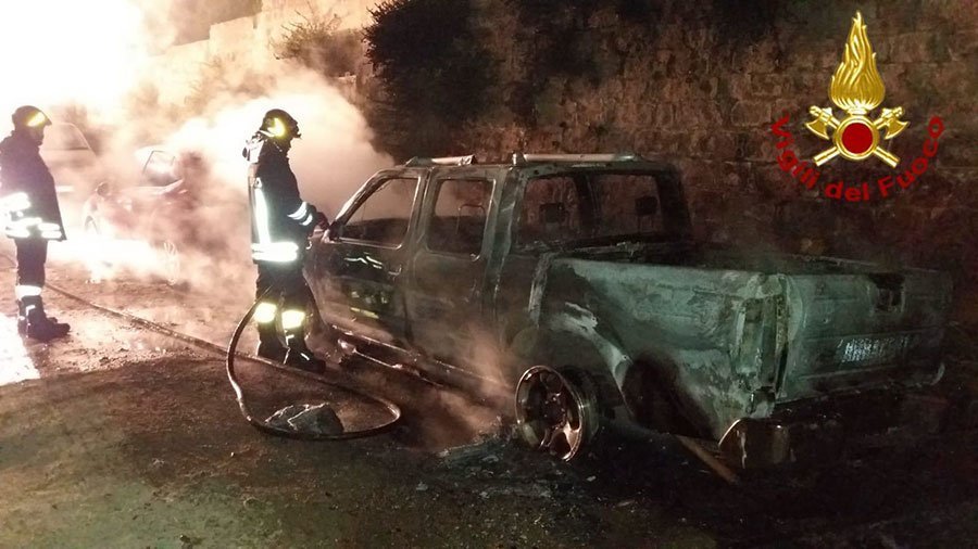 Rubano il pickup dei Barracelli e gli danno fuoco