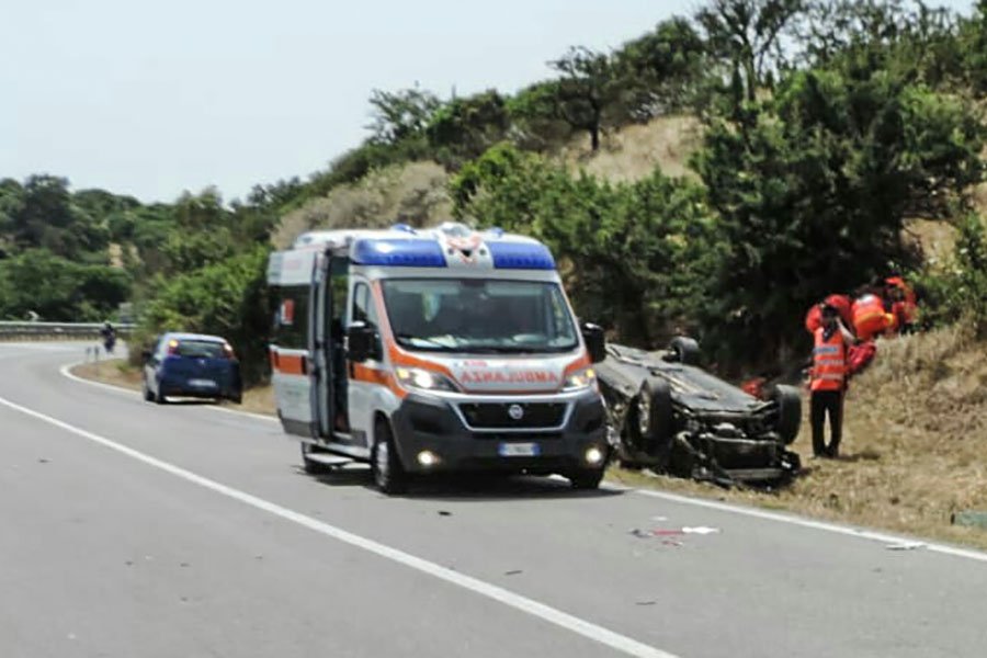 Perde il controllo del’Audi e si ribalta: una donna ferita sulla Statale 129