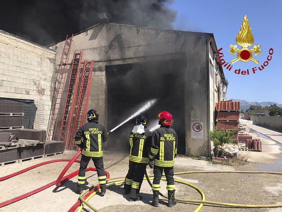 Tortolì pauroso incendio devasta un capannone: la città ricoperta da una nube nera, traffico interdetto