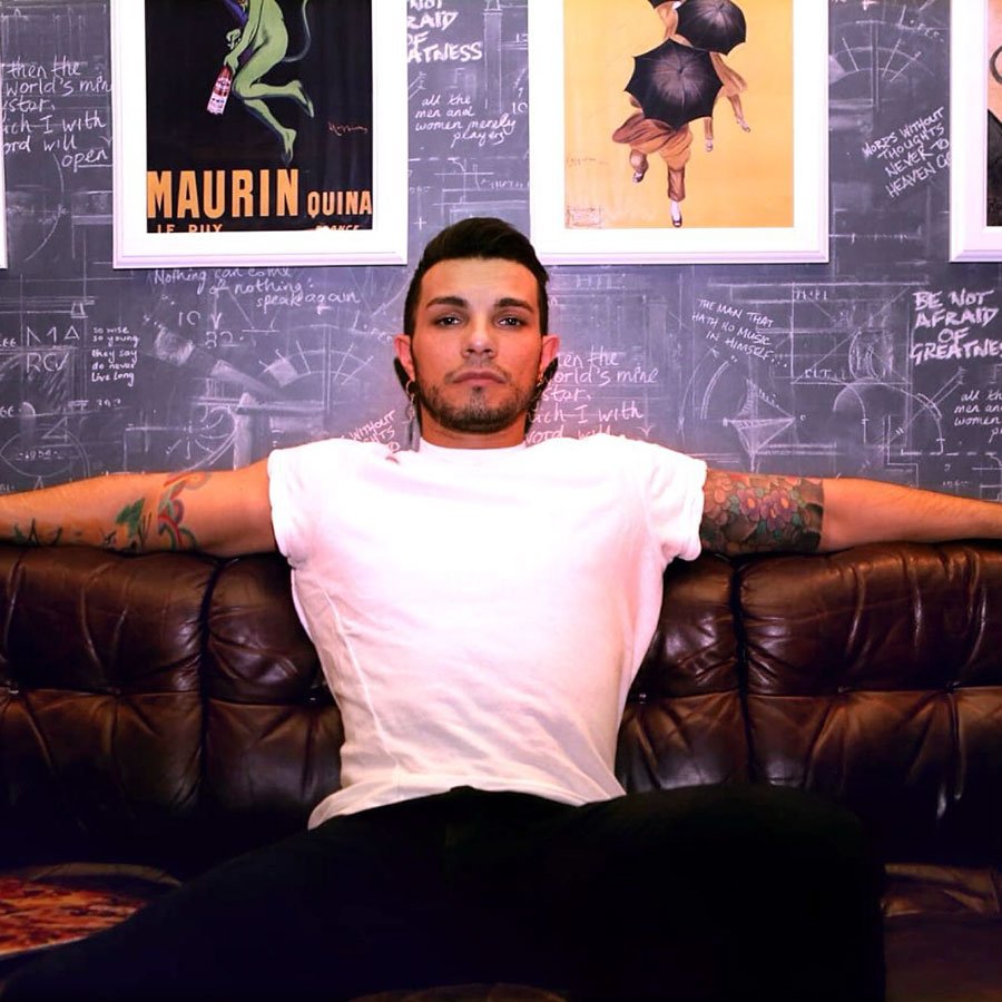 Il giudice non convalida l’arresto di Marco Carta. Lui: «Le magliette non le ho prese io»