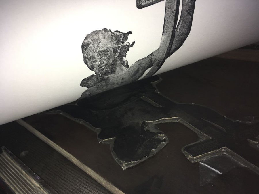 La nipote di Vincenzo Jerace omaggia Nuoro con l’opera realizzata con la matrice zincata del Redentore