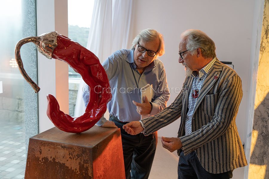 Nuoro. All’ISRE Vittorio Sgarbi inaugura “Gli orti di Grazia” di Giuseppe Carta: “fusione perfetta tra modernità e tradizione”