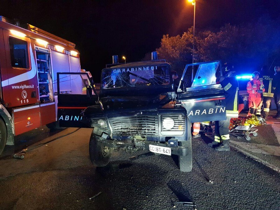 Bruciano lo stop e centrano in pieno l’auto dei Carabinieri
