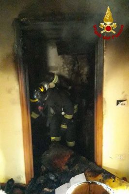 Vigili del fuoco sul luogo dell'incendio