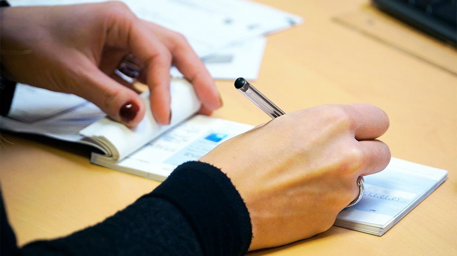 Acquista gioielli con un assegno scoperto: denunciata