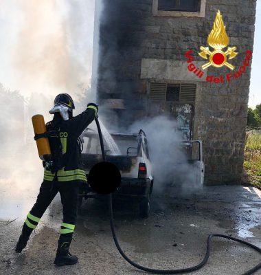 L'auto in fiamme
