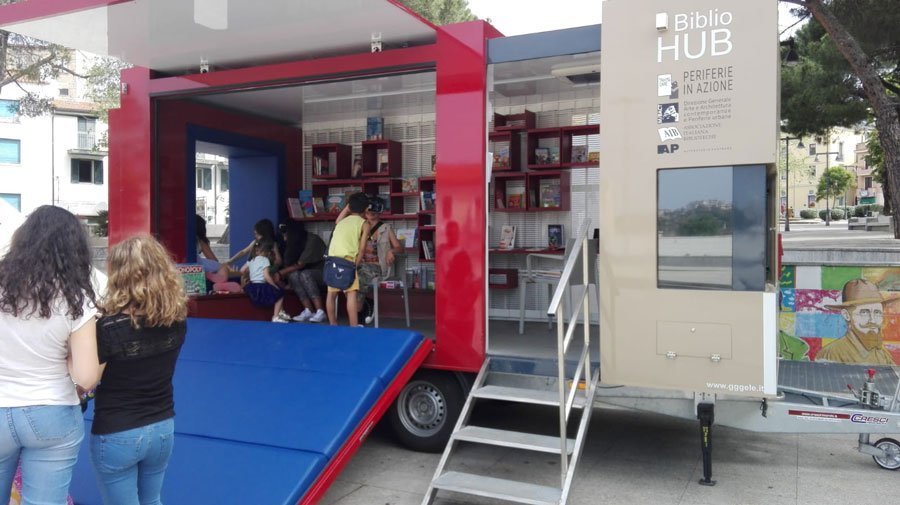 In piazza Vittorio Emanuele arriva Bibliohub che promuove la lettura in chiave moderna