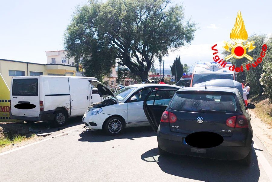 Scontro tra auto: cinque i feriti, tra questi anche una bambina