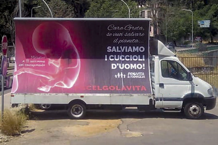 Nuoro. “Lo slogan per la vita” delle Sentinelle in piedi scatena le polemiche