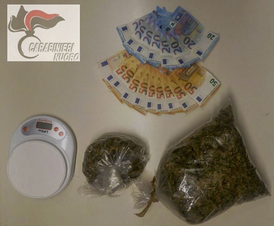 Sorpreso con marijuana, denaro e bilancino: scattano le manette per un 47enne