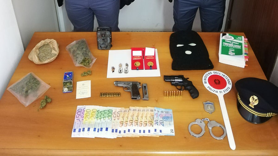 28enne incensurato in manette per spaccio, ricettazione e detenzione di armi