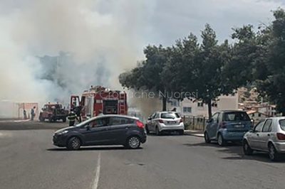 Nuoro. L'incendio in viale Costituzione (© foto Cronache Nuoresi)