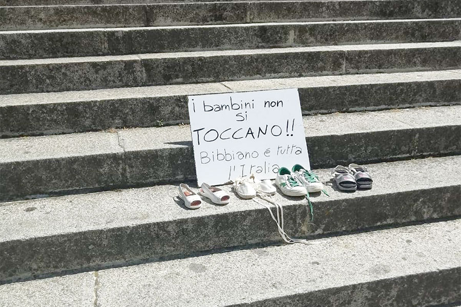 Nuoro. Scarpette bianche davanti alle Grazie per ricordare i  fatti di Bibbiano