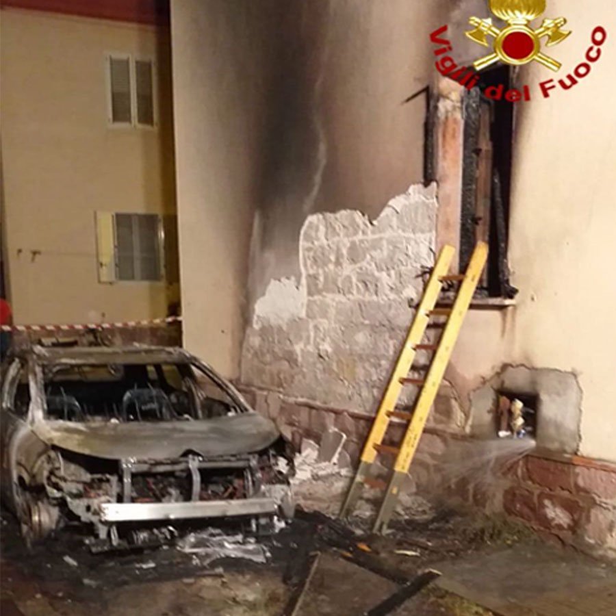 Momenti di panico la notte scorsa: un’auto va a fuoco coinvolgendo anche un’abitazione