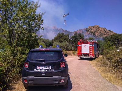 Carabinieri e Vigili del fuoco sul luogo dell'incendio