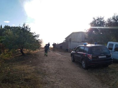 Carabinieri sul luogo dell'incendio